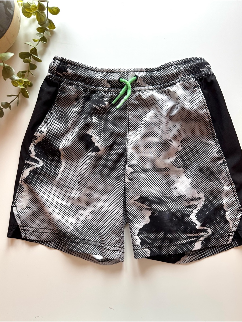 Boys Athletic Shorts Size S 6/7 Black Gray Quick Dry Activewear Sports Shorts